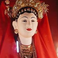 Lieu Hanh statue